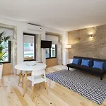 Local Apartment *